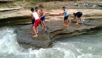 Tak jarang ada anak-anak setempat yang main air di sungai ini. Mereka tampak senang-senang saja main di sungai. (Rinto/detikTravel)