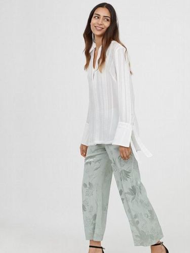 Koleksi busana tertutup dari H&M yang dirilis jelang Ramadan.