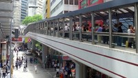 Moving Footpath, Hong Kong, ini transportasi massal yang sangat cocok untuk mereka yang malas berjalan. Tinggal berdiri lalu diam, dia akan membawa kita sampai tujuan. Istimewa/wanderlist.co.uk