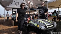 Mereka bahkan membelikan Polaris RZR 170 EFI produsen UTV asal Amerika, mobil rally untuk anak-anak.