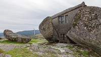 Rumah ini disusun dari empat batu granit yang menghadap ke lembah berpemandangan indah. Istimewa/dailymail.