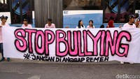 Beberapa peserta aksi membawa spanduk bertuliskan stop bullying.