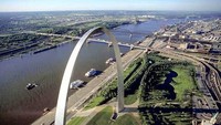 Gateway Arch Elevator di AS, ini lift berisi lima kursi yang lintasannya berbentuk lengkungan setengah lingkaran. Istimewa/theworldgeography.com