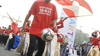 Seluruh peserta kompak mengenakan busana serba merah. 