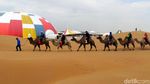 Foto: Sensasi Naik Unta di Padang Pasir China