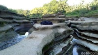 Membentang sekitar 1 km, ukiran batu alami itu nampak jelas ketika musim kemarau tiba seiring dengan surutnya air Sungai Bogowonto.  (Rinto/detikTravel)