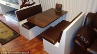 Ada meja dan kursi tersusun rapi. Ini bisa jadi tempat makan keluarga. Istimewa/Atlas Survival Shelter/Barcroft. Dailymail.