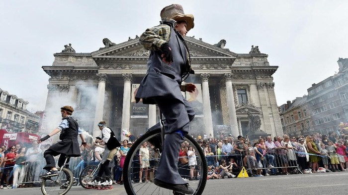 Parade Zinneke diselenggarakan meriah di Brussel, Belgia.  Diselenggarakan tiap tahun, festival ini mengusung konsep kebudayaan rakyat khas Belgia. Eric Vidal/Reuters.