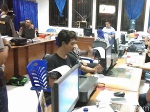 Memotret Polisi yang Jaga di Gereja Matraman, 2 Orang Ditangkap