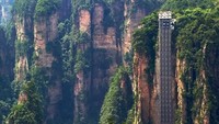 Bailong Elevator di China, adalah lift kaca yang dibangun di sisi tebing besar di daerah Wulingyuan, Zhangjiajie, Cina yang tingginya 330 m. Ini diklaim sebagai lift tertinggi dan terberat di dunia. Istimewa/theworldgeography.com