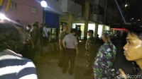 Warga mengatakan ledakan itu awalnya diduga dari elpiji. Setelah polisi datang, ledakan itu berasal dari bom rakitan.