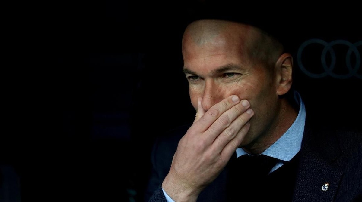 Pelatih Real Madrid Zinedine Zidane stres memikirkan skuat untuk menghadapi Liverpool di final Liga Champions. (Foto: Susana Vera/Reuters)