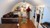 Ada ruang tamu di dalam bunker tersebut. Ruang tamu dilengkapi sofa, almari dan TV. Istimewa/Atlas Survival Shelter/Barcroft. Dailymail.