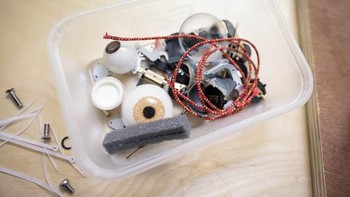Proses penciptaan Manusia Buatan seperti Fred didasarkan juga dari proses bio-mekanis Mesmer robot. Fred diciptakan dengan sensor dan kerangka software yang lebih dari RoboThespian, sehingga membuat Mesmer robot ini memiliki kecerdasan animatronik yang lebih canggih. Matt Cardy/Getty Images.