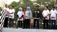 Pelepasan peserta ditandai dengan kibaran bendera start yang dilakukan oleh JK. Sekitar 4000 peserta dari berbagai instansi ikut dalam parade ini.
