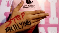 Para peserta menggunakan baju dan aksesoris berwarna pink dengan kata-kata bullying.