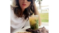 Sambil menikmati Mojito, ternyata Bunga Zainal sedang ada di Barcelona. Seger banget ya minumannya! Foto: Instagram @bungazainal05
