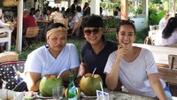 Es buah kelapa segar jadi pilihan artis berusia 33 tahun ini ketika nongkrong dan ngumpul bareng teman-teman terdekatnya. Foto: Instagram @got_alex