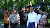 Presiden Joko Widodo mendatangi Gereja GKI Surabaya, Jl Diponegoro, Jawa Timur. Jokowi langsung mengecek lokasi parkiran gereja yang menjadi target ledakan.