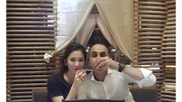 Sepertinya, Bunga dan Sukhdev Singh terlihat sedang menikmati makanan khas Jepang yang jadi favorit keduanya. Foto: Instagram @bungazainal05