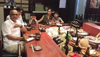 Artis cantik berusia 31 tahun ini makin cantik. Setelah dinikahi oleh seorang produser bernama Sukhdev Singh. Bunga pun terlihat asyik makan bersama dengan kedua anak dan suaminya. Foto: Instagram @bungazainal05