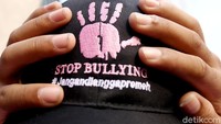 Saat ini bullying menjadi salah satu fenomena yang memprihatinkan di masyarakat. Sosial media menjadi salah satu media yang paling banyak digunakan. Menghina dan melecehkan seseorang dengan kata-kata yang tidak baik di akun media sosial orang lain semakin banyak terjadi.