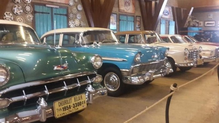 Koleksi mobil antik di Museum Angkut