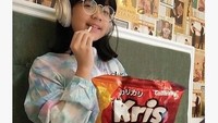 Doyan ngemil. Pemilik nama asli Cinta Rahmania Putri ini terlihat sedang menyantap snack gurih sambil bersantai. Foto: Instagram @cintakuya