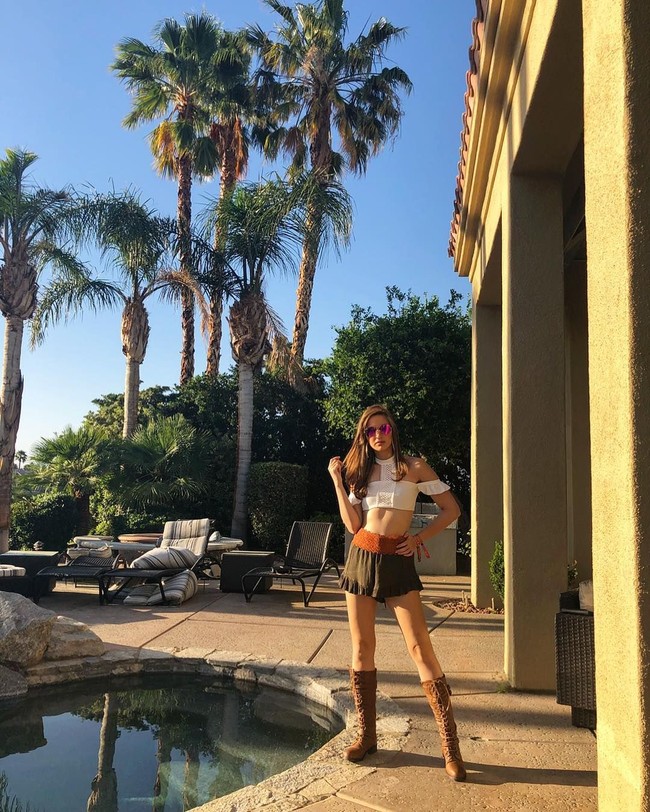 Setelah melahirkan anak ketiganya Magika yang baru saja berulang tahun ke-1, Nia Ramadhani memang sudah terlihat langsing lagi. Ditambah dengan gaya andalannya saat berpose ke kamera ini, penampilannya memakai busana crop top dan rok mini pun jadi makin tampak kurus. (Foto: Instagram/Nia Ramadhani)