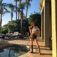 Setelah melahirkan anak ketiganya Magika yang baru saja berulang tahun ke-1, Nia Ramadhani memang sudah terlihat langsing lagi. Ditambah dengan gaya andalannya saat berpose ke kamera ini, penampilannya memakai busana crop top dan rok mini pun jadi makin tampak kurus. (Foto: Instagram/Nia Ramadhani)