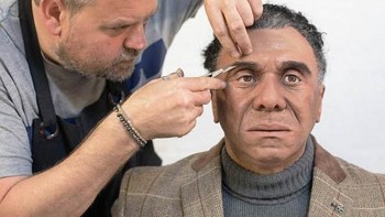 Artificial Intelligence atau kecerdasan buatan merupakan sebuah mesin yang mampu melakukan berbagai hal yang dipandang membutuhkan kecerdasan ketika manusia melakukannya, seperti memahami bahasa secara natural, mengenali wajah dalam foto, atau mengemudikan kendaraan. Matt Cardy/Getty Images.