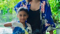 Kalau ini senyuman manis Alexandra saat menemani sekaligus mengajari sang putri masak. Foto: Instagram @got_alex