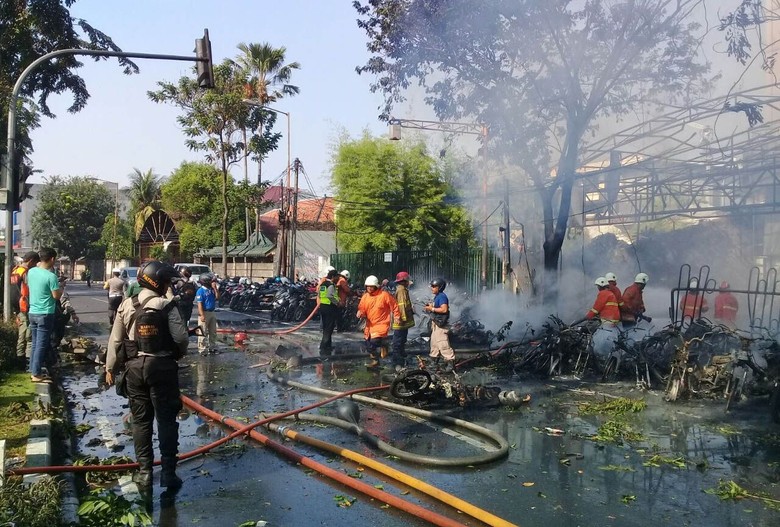 Polisi Sita HP Kepala Sekolah yang Diduga Sebar Hoax Bom Surabaya Polisi Sita HP Kepala Sekolah yang Diduga Sebar Hoax Bom Surabaya