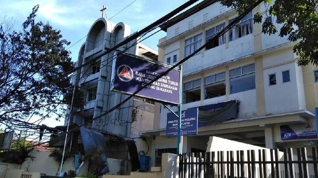 Bom Juga Hancurkan Kaca Gedung Lantai 4 di Seberang Gereja