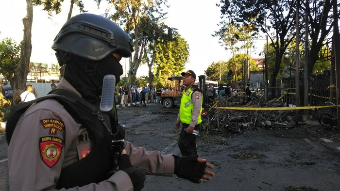 Situasi pasca terjadi ledakan bom Surabaya. Foto: Deni/detikcom Situasi pasca terjadi ledakan bom Surabaya. Foto: Deni/detikcom