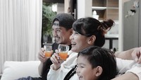 Tuh kan, kompak banget! Keluarga ini terlihat sangat akrab dan hangat, ya. Nonton sambil minum segelas jus aja udah bisa bikin keluarga ini bahagia. Foto: Instagram @mrssharena
