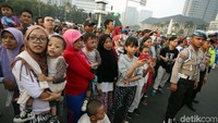 Warga yang penasaran ingin menonton parade ini sudah memenuhi lokasi sejak pagi hari. Tidak jarang mereka memotret para peserta parade dan sejumlah atraksi yang ditampilkan.