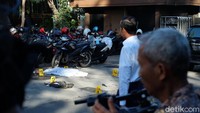 Jokowi berada di GKI Surabaya sekitar 5 menit. Setelah itu Jokowi bersama rombongan langsung naik mobil. Jokowi dikabarkan akan menjenguk korban ledakan 3 gereja.