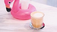 Buat penggemar kopi, coba pesan coffee latte. Segelas kopi disajikan cantik bersama mini flamingo. Foto: Instagram @pool.time.cafe