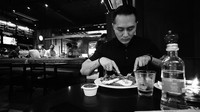 Mau makan apa saja yang ada di atas meja, enak ga enak dimakan aja, tulis Demian pada caption foto dengan filter hitam putih ini. Foto: Instagram @demianaditya