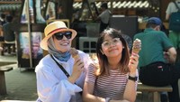 Samaan dengan sang mamah, saat berlibur ke Korea pun Cinta mencicip es krim cone di Nami Island. Foto: Instagram @astridkuya Foto: Instagram @cintakuya