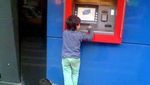 Benar-benar Aneh, Kejadian di ATM Ini Bikin Ngakak