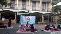 Ada juga 8 buah meja yang bisa ditempati para anak muda bersama kawan-kawan untuk menikmati berbagai sajian acara.