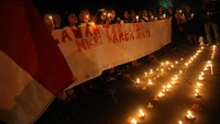 Di Blitar, Jawa Timur, aksi solidaritas digelar di halaman TMP Radin Wijaya. Aksi yang digelar berbagai elemen mahasiswa, tokoh agama, serta masyarakat pengguna jalan tersebut untuk mendoakan para korban ledakan bom di Surabaya serta mendeklarasikan diri untuk melawan aksi terorisme. ANTARA FOTO/Irfan Anshori.