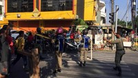 Sementara itu polisi sudah di lokasi dan kawasan perempatan Ngagel Madya sudah dipasang police line. Foto: Istimewa
