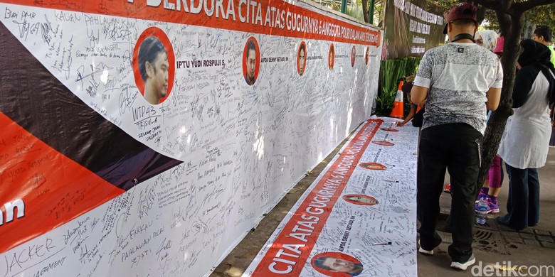Ini Tanda Simpati Warga ke Brimob Korban Teroris di Spanduk CFD Ini Tanda Simpati Warga ke Brimob Korban Teroris di Spanduk CFD
