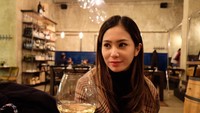 Cantik banget sih Bunga. Dengan rambut panjangnya, ia terlihat sedang berfoto dengan segelas white wine. Foto: Instagram @bungazainal05
