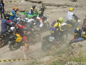 Seru! Ratusan Motor Trail Tua Unjuk Kekuatan di Sirkuit Bantul