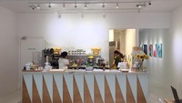 Semua rancangan dan gambar yang menjadi dekorasi kafe, Lulu dan Amy sendiri yang membuatnya. Menurut mereka semakin cerah warnanya, makan pengunjung akan tertarik datang. Foto: Istimewa