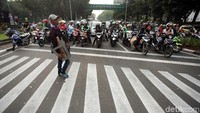 Begini suasana lalin di kawasan Monas saat digelarnya parade karnaval Asian Games 2018, Minggu (13/5/2018).